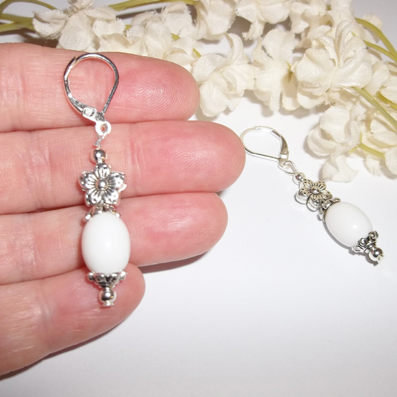 Flower Earrings Set Dangle & Drop White NWT 4834 - Picture 6 of 8